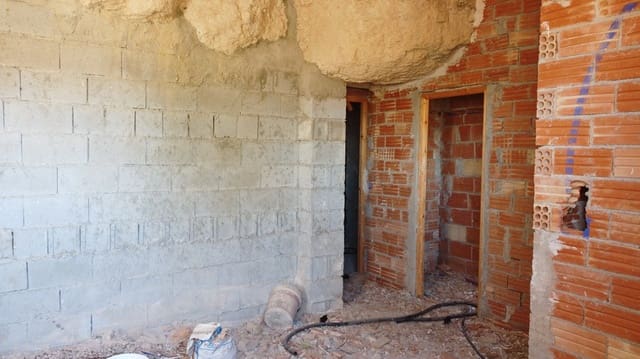 5 bedroom Cave House for sale in Orce with pool - € 99,950 (Ref: 8429902)