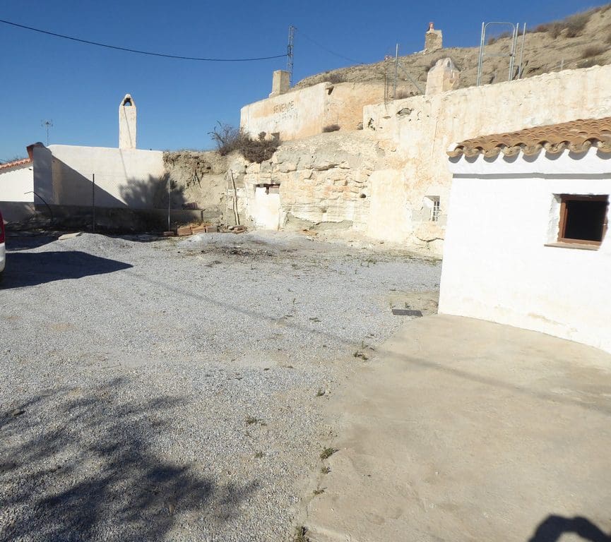 3 makuuhuone Luolatalo myytävänä paikassa Baza - 39 000 € (Ref: 8807481)