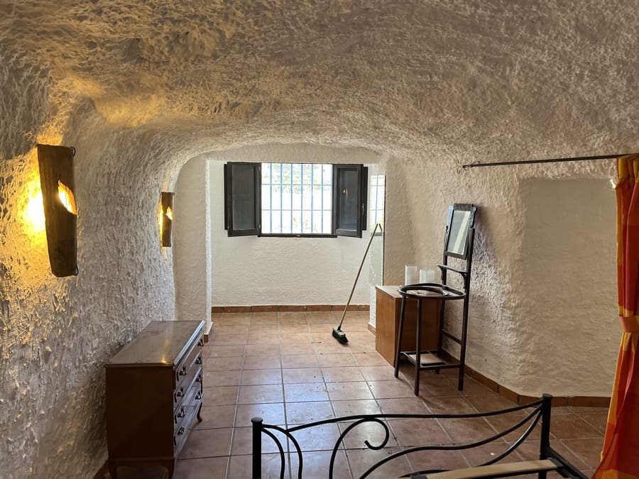 7 bedroom Cave House for sale in Cortes de Baza - € 195,000 (Ref: 8953811)