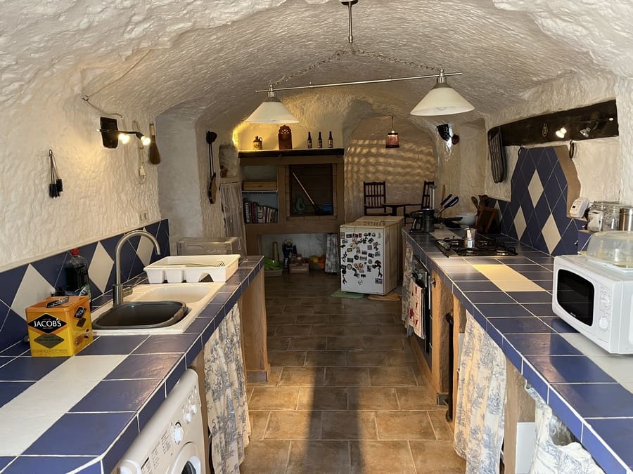 7 bedroom Cave House for sale in Cortes de Baza - € 195,000 (Ref: 8953811)