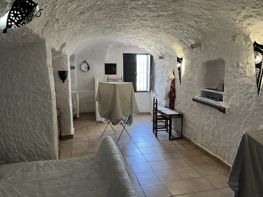 7 bedroom Cave House for sale in Cortes de Baza - € 195,000 (Ref: 8953811)
