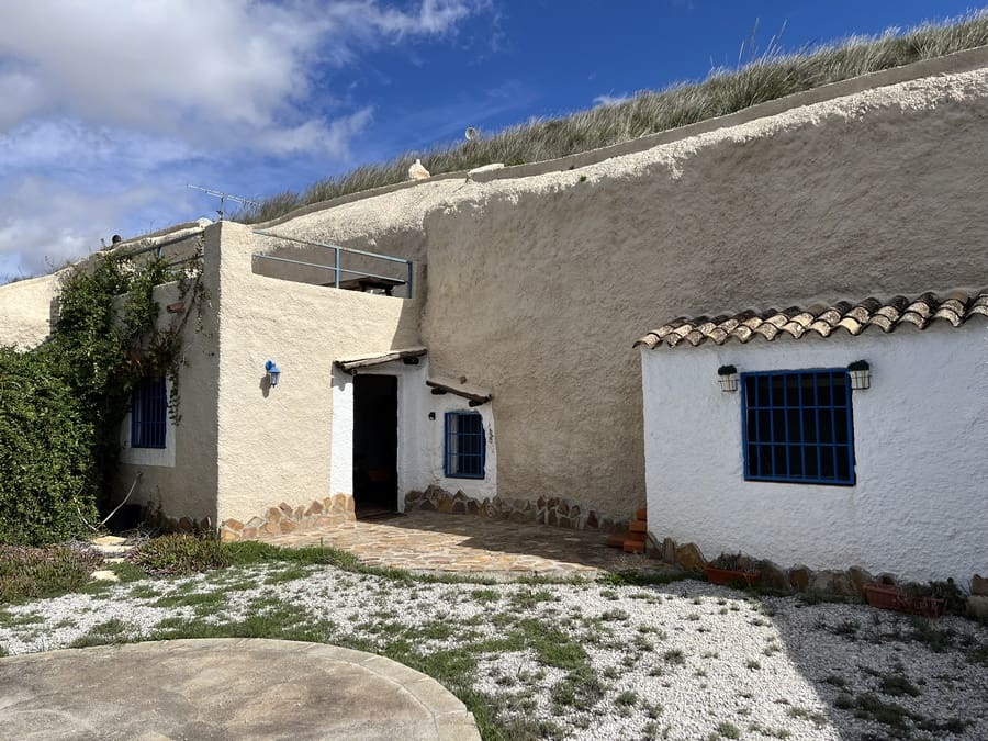 7 bedroom Cave House for sale in Cortes de Baza - € 195,000 (Ref: 8953811)