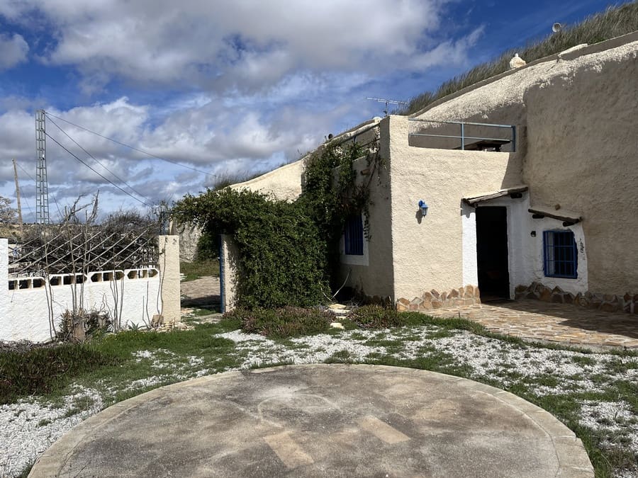 7 bedroom Cave House for sale in Cortes de Baza - € 195,000 (Ref: 8953811)