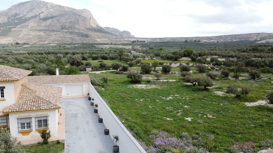 4 soveværelse Finca/Landehus til salg i Zujar med swimmingpool - € 340.000 (Ref: 9230680)