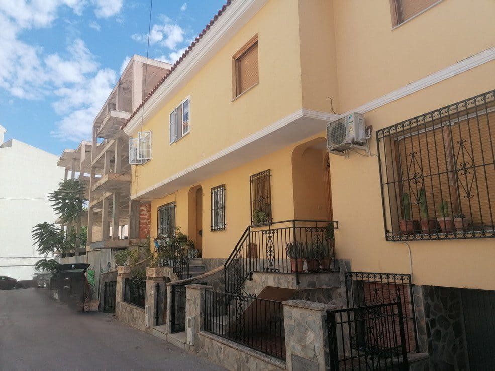3 bedroom Townhouse for sale in Baza - € 175,000 (Ref: 9230682)