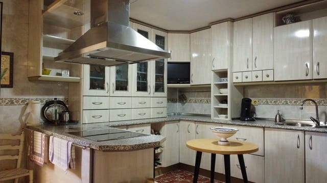 3 makuuhuone Omakotitalo myytävänä paikassa Baza - 175 000 € (Ref: 9230682)