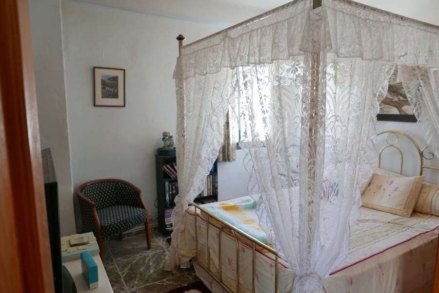 7 soverom Hus til salgs i Baza med svømmebasseng - € 250 000 (Ref: 9267701)