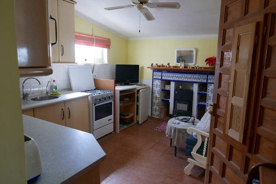 7 bedroom Finca/Country House for sale in Baza with pool - € 250,000 (Ref: 9267701)