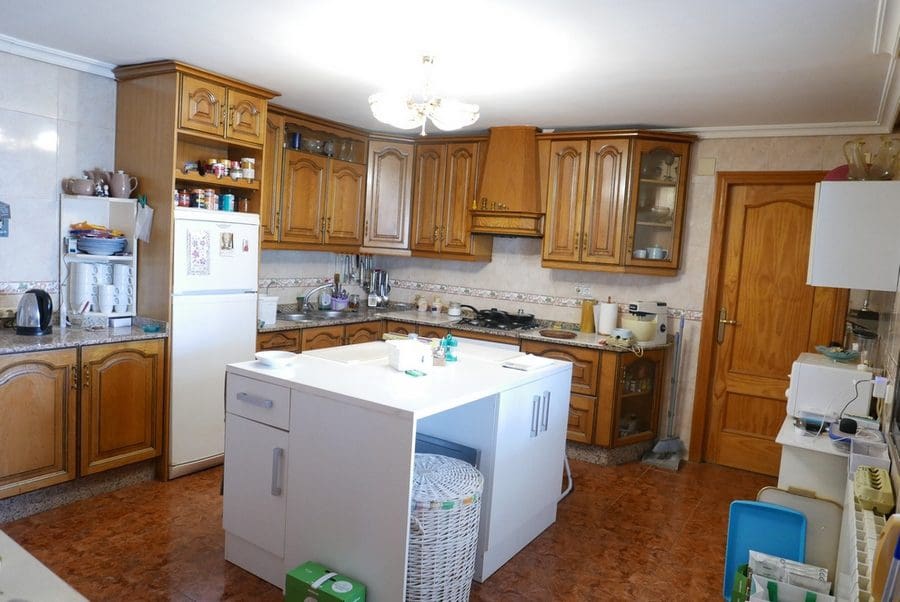 7 bedroom Finca/Country House for sale in Baza with pool - € 250,000 (Ref: 9267701)