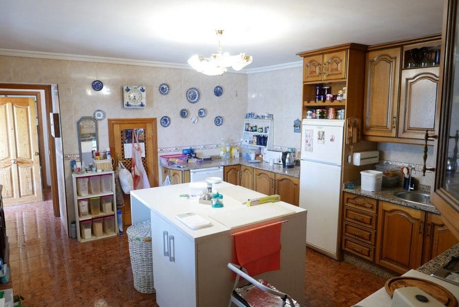 7 bedroom Finca/Country House for sale in Baza with pool - € 250,000 (Ref: 9267701)