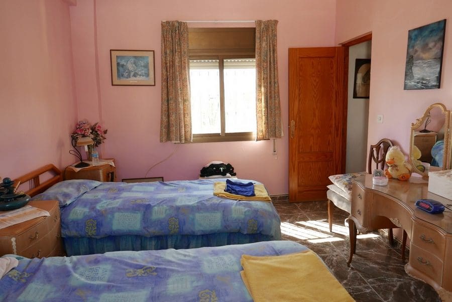 7 bedroom Finca/Country House for sale in Baza with pool - € 250,000 (Ref: 9267701)
