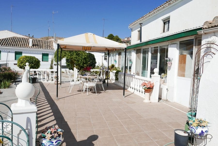 7 bedroom Finca/Country House for sale in Baza with pool - € 250,000 (Ref: 9267701)