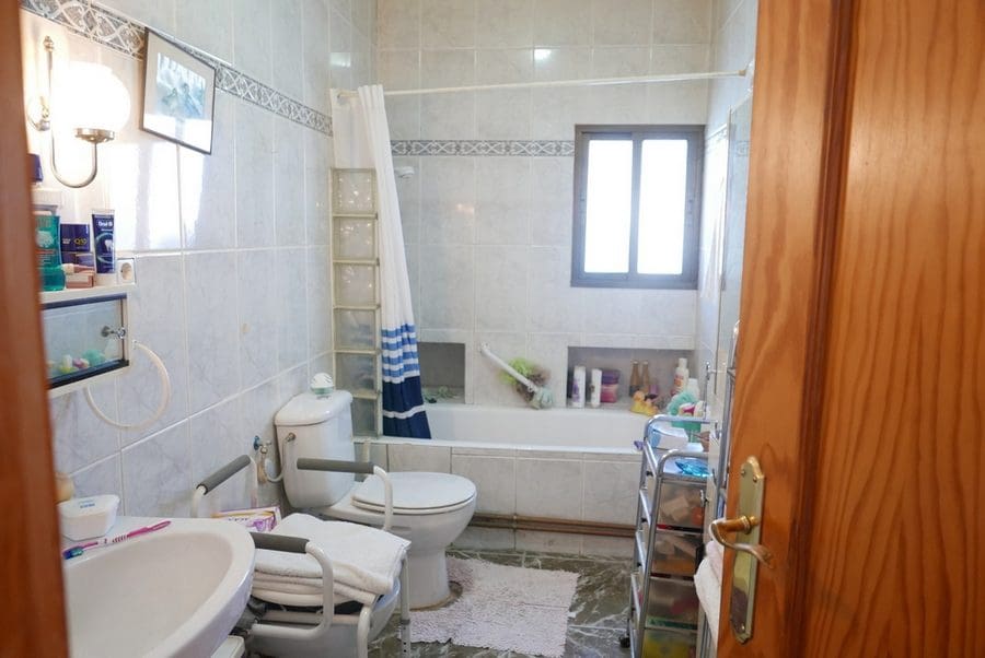 7 bedroom Finca/Country House for sale in Baza with pool - € 250,000 (Ref: 9267701)