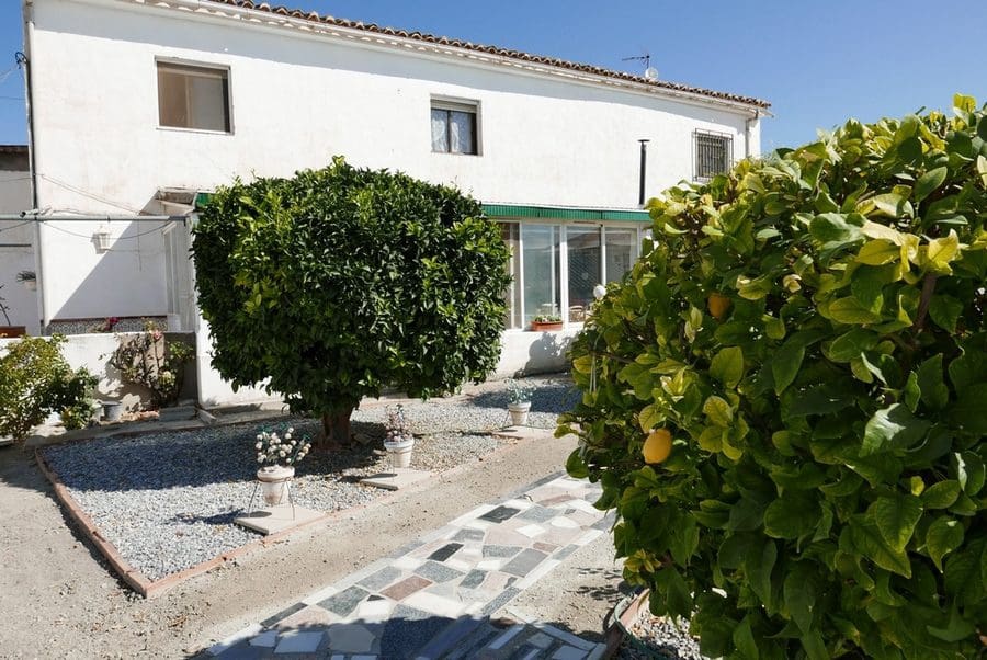7 bedroom Finca/Country House for sale in Baza with pool - € 250,000 (Ref: 9267701)