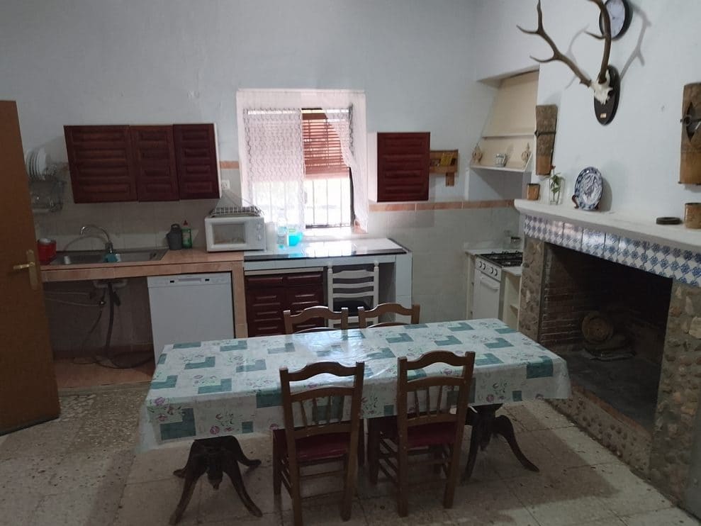 6 makuuhuone Omakotitalo myytävänä paikassa Baza - 265 000 € (Ref: 9293283)