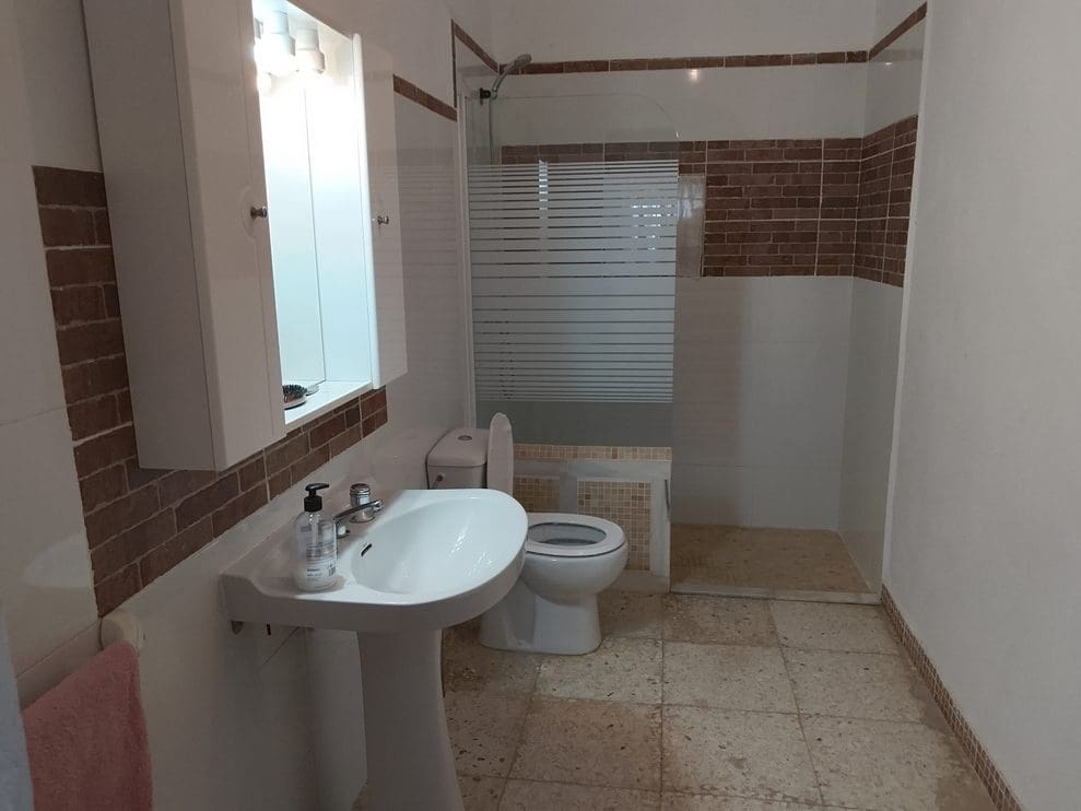 6 makuuhuone Omakotitalo myytävänä paikassa Baza - 265 000 € (Ref: 9293283)