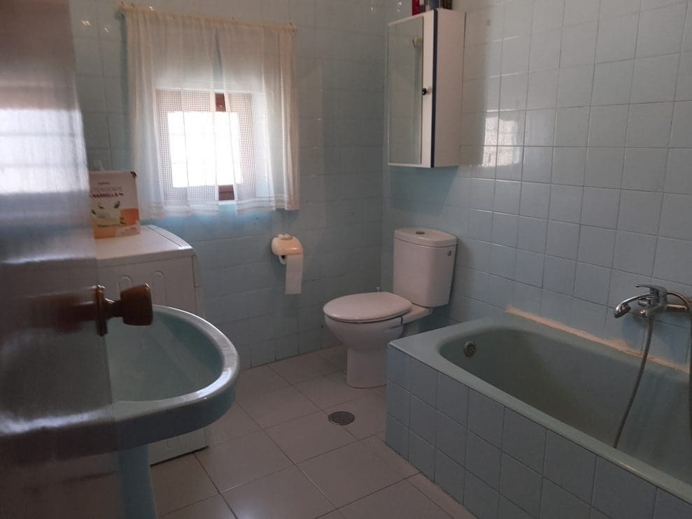 6 makuuhuone Omakotitalo myytävänä paikassa Baza - 265 000 € (Ref: 9293283)