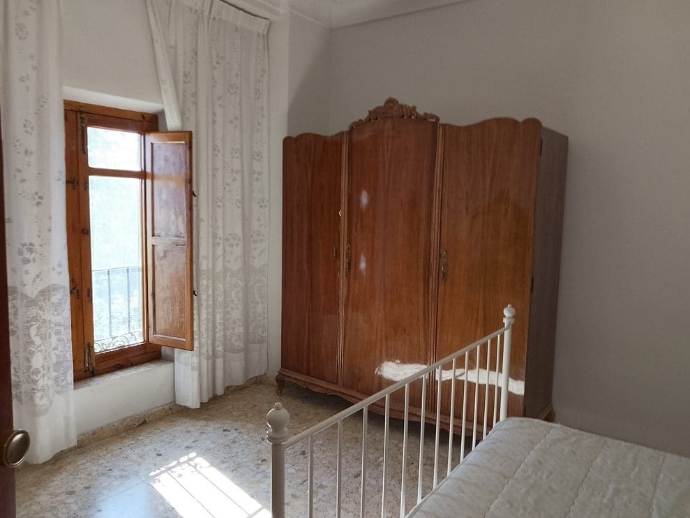 6 makuuhuone Omakotitalo myytävänä paikassa Baza - 265 000 € (Ref: 9293283)