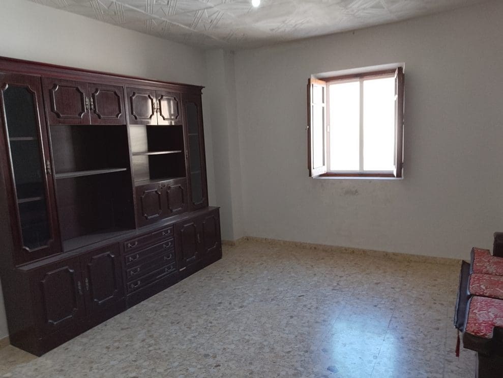 6 makuuhuone Omakotitalo myytävänä paikassa Baza - 265 000 € (Ref: 9293283)