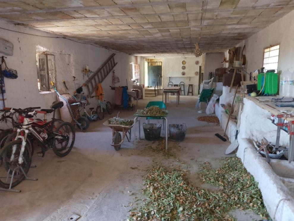 6 makuuhuone Omakotitalo myytävänä paikassa Baza - 265 000 € (Ref: 9293283)