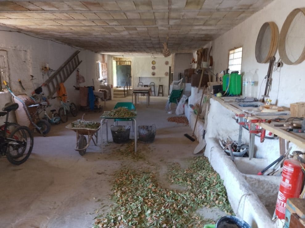 6 makuuhuone Omakotitalo myytävänä paikassa Baza - 265 000 € (Ref: 9293283)