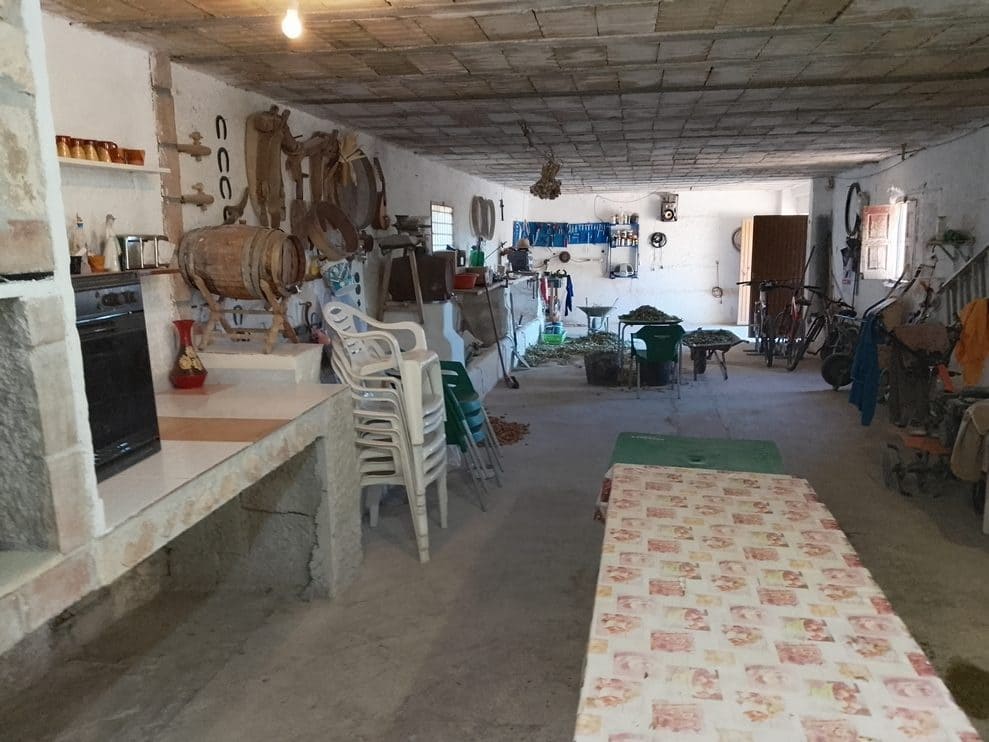 6 makuuhuone Omakotitalo myytävänä paikassa Baza - 265 000 € (Ref: 9293283)