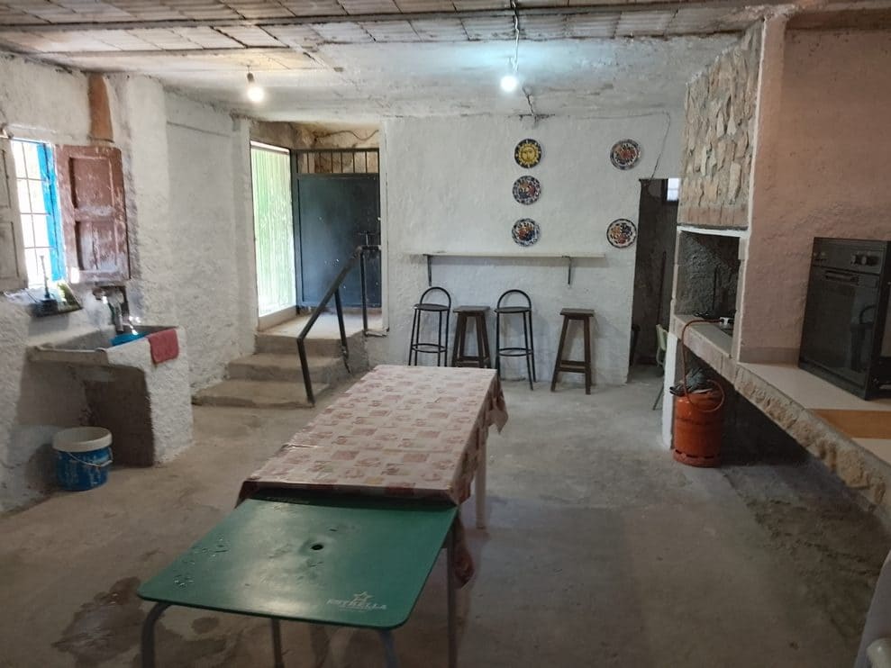 6 makuuhuone Omakotitalo myytävänä paikassa Baza - 265 000 € (Ref: 9293283)