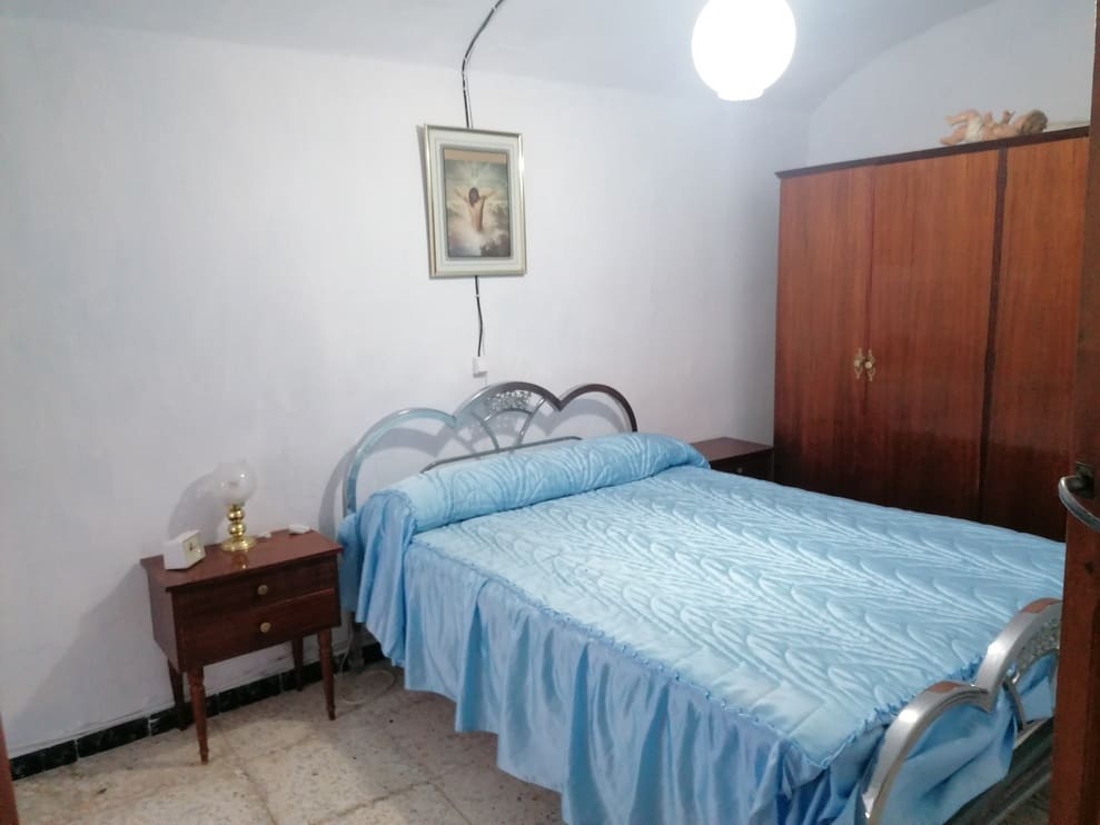 4 bedroom Cave House for sale in Cuevas del Campo - € 56,000 (Ref: 9475577)