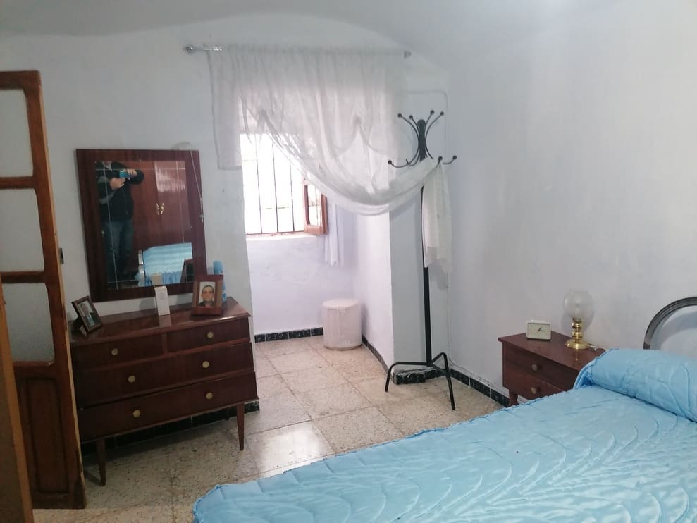 4 bedroom Cave House for sale in Cuevas del Campo - € 56,000 (Ref: 9475577)