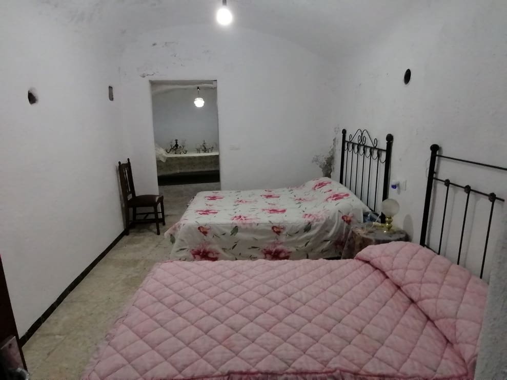 4 bedroom Cave House for sale in Cuevas del Campo - € 56,000 (Ref: 9475577)