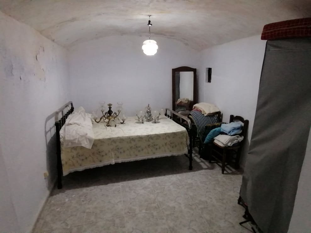 4 bedroom Cave House for sale in Cuevas del Campo - € 56,000 (Ref: 9475577)