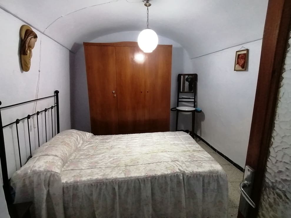 4 bedroom Cave House for sale in Cuevas del Campo - € 56,000 (Ref: 9475577)