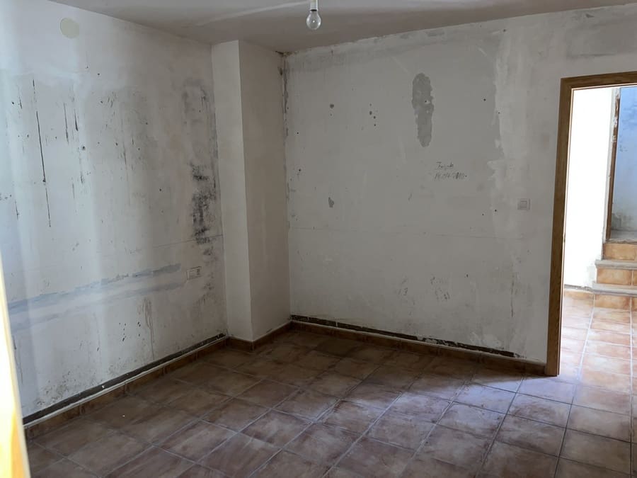 3 bedroom Townhouse for sale in Baza - € 35,000 (Ref: 9496575)