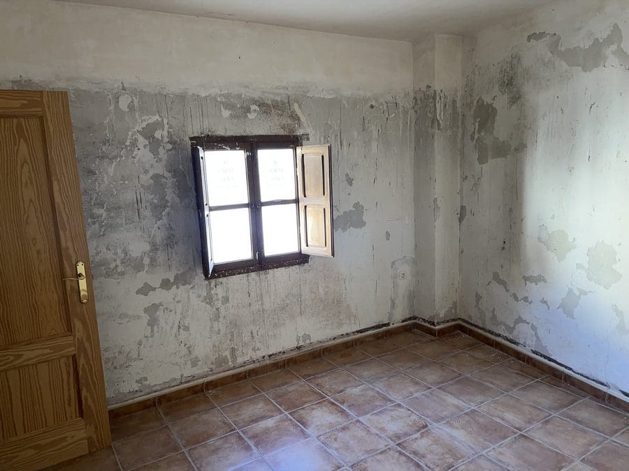 3 bedroom Finca/Country House for sale in Baza - € 35,000 (Ref: 9496575)