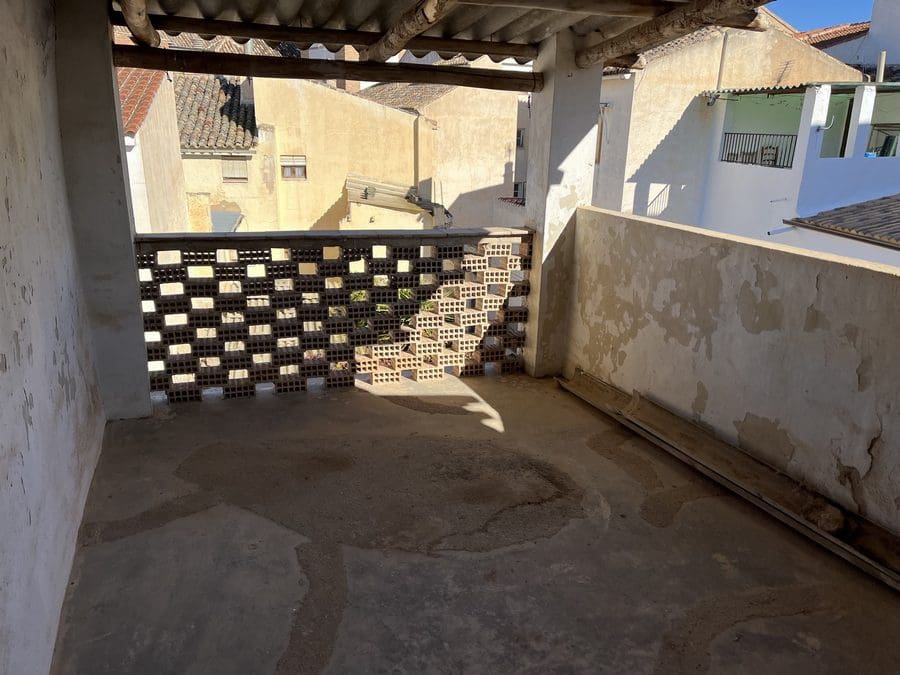 3 bedroom Finca/Country House for sale in Baza - € 35,000 (Ref: 9496575)
