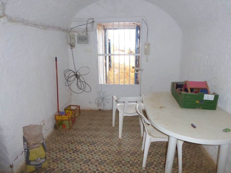 7 bedroom Cave House for sale in Guadix - € 90,000 (Ref: 9506427)