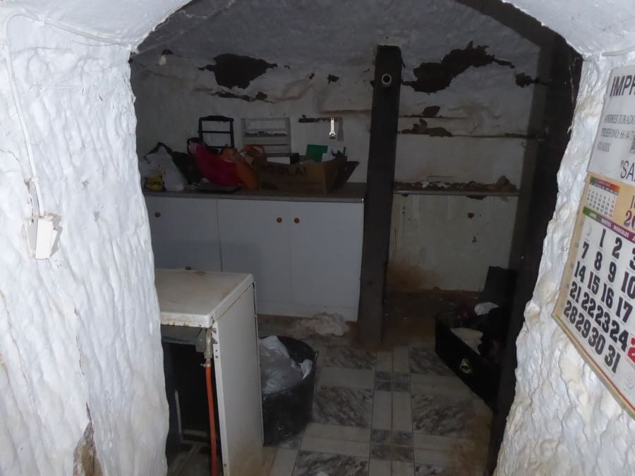 7 bedroom Cave House for sale in Guadix - € 90,000 (Ref: 9506427)