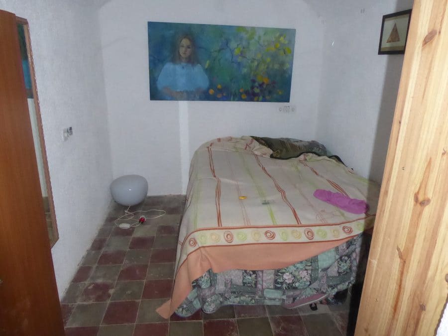 7 slaapkamer Grotwoning te koop in Guadix - € 90.000 (Ref: 9506427)