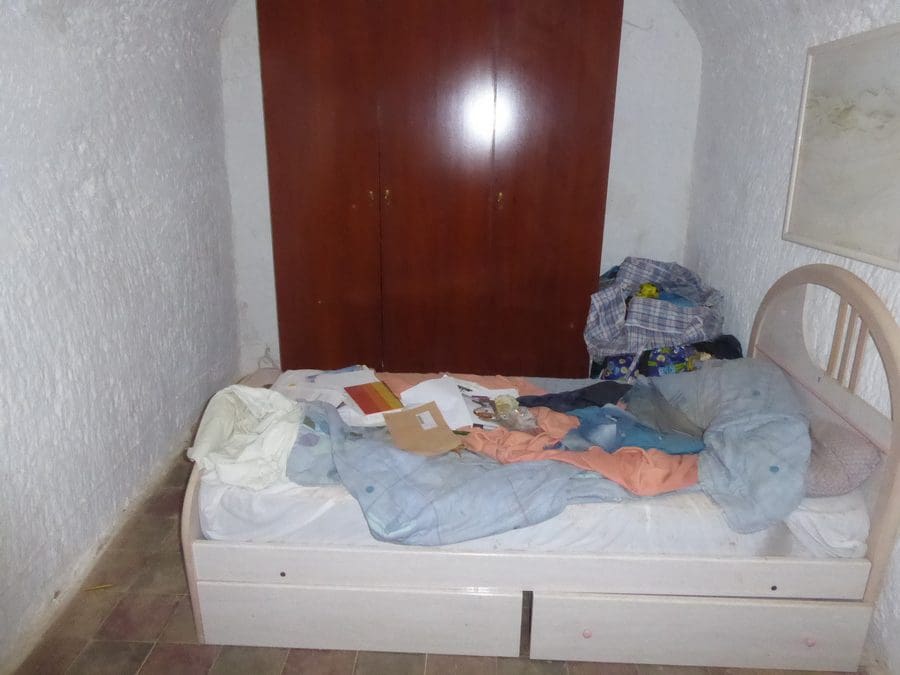 7 slaapkamer Grotwoning te koop in Guadix - € 90.000 (Ref: 9506427)