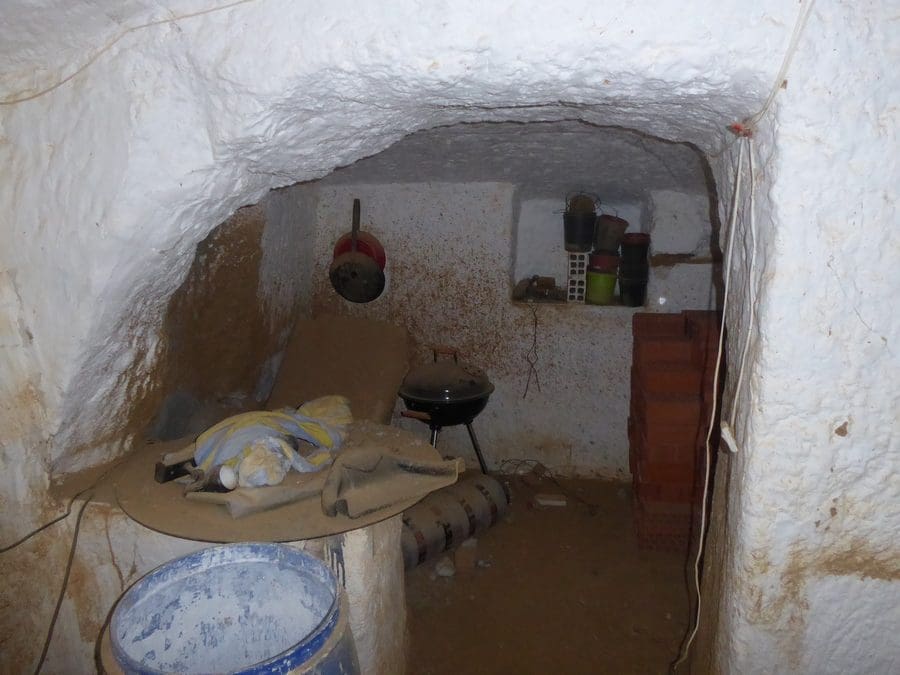 7 slaapkamer Grotwoning te koop in Guadix - € 90.000 (Ref: 9506427)