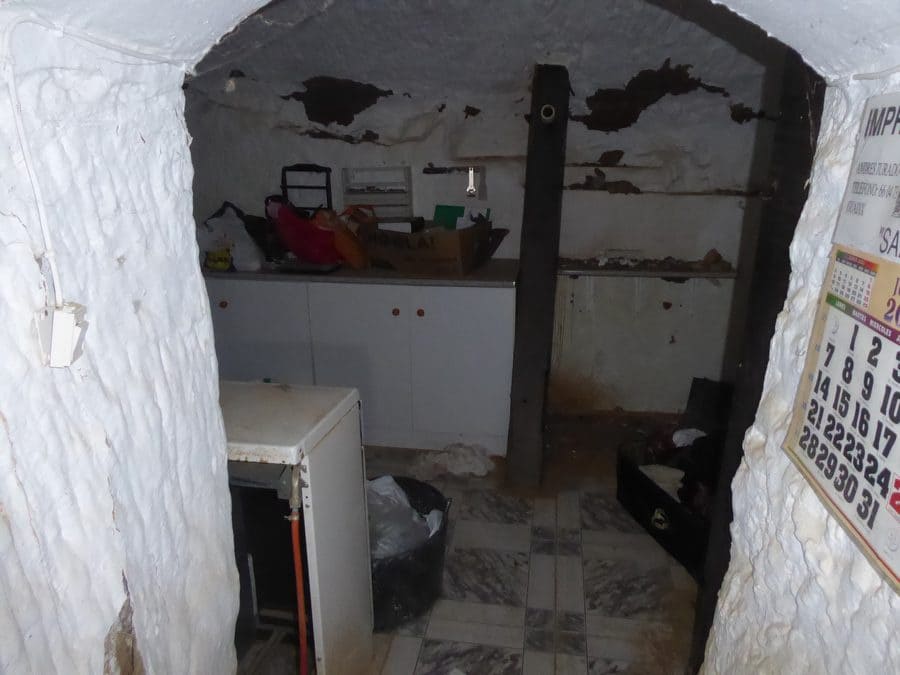 7 slaapkamer Grotwoning te koop in Guadix - € 90.000 (Ref: 9506427)