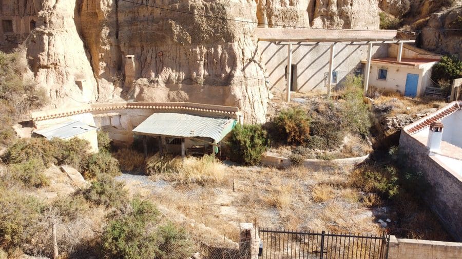 7 slaapkamer Grotwoning te koop in Guadix - € 90.000 (Ref: 9506427)