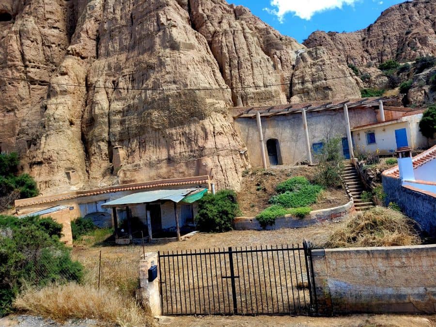 7 slaapkamer Grotwoning te koop in Guadix - € 90.000 (Ref: 9506427)