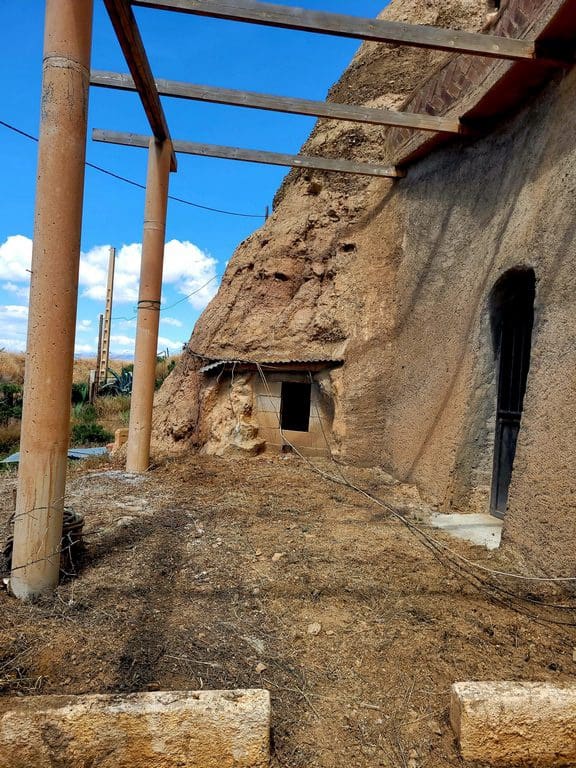 7 slaapkamer Grotwoning te koop in Guadix - € 90.000 (Ref: 9506427)