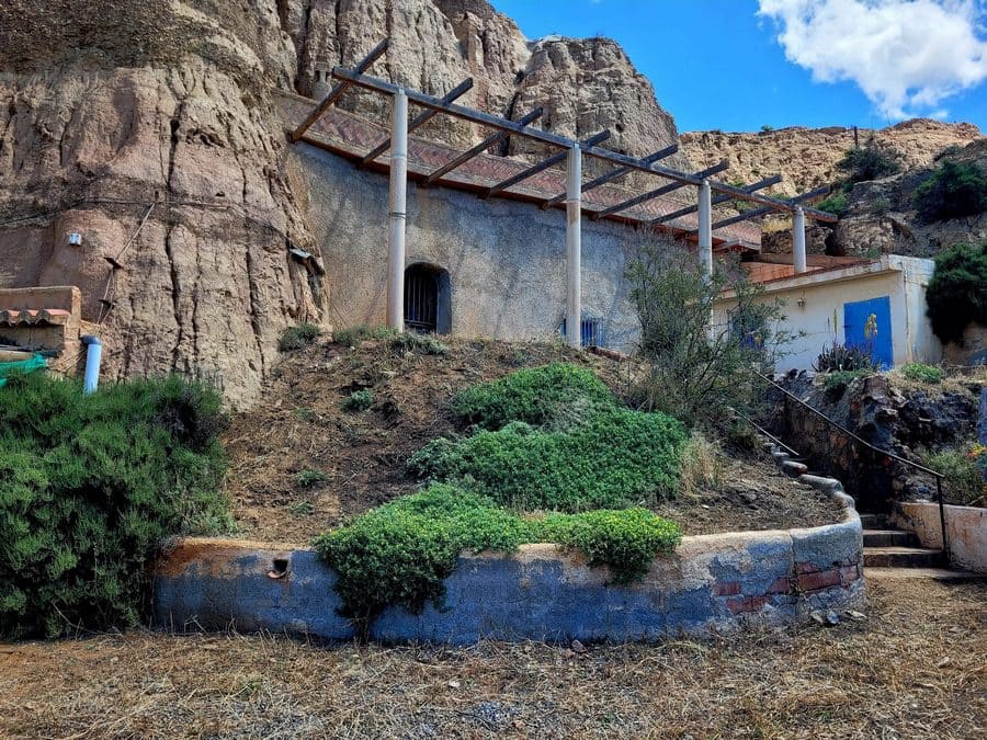 7 slaapkamer Grotwoning te koop in Guadix - € 90.000 (Ref: 9506427)