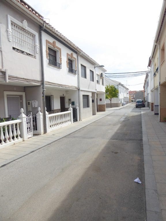 3 makuuhuone Omakotitalo myytävänä paikassa Baza - 85 000 € (Ref: 9789638)