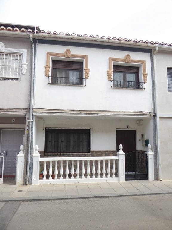 3 makuuhuone Omakotitalo myytävänä paikassa Baza - 85 000 € (Ref: 9789638)