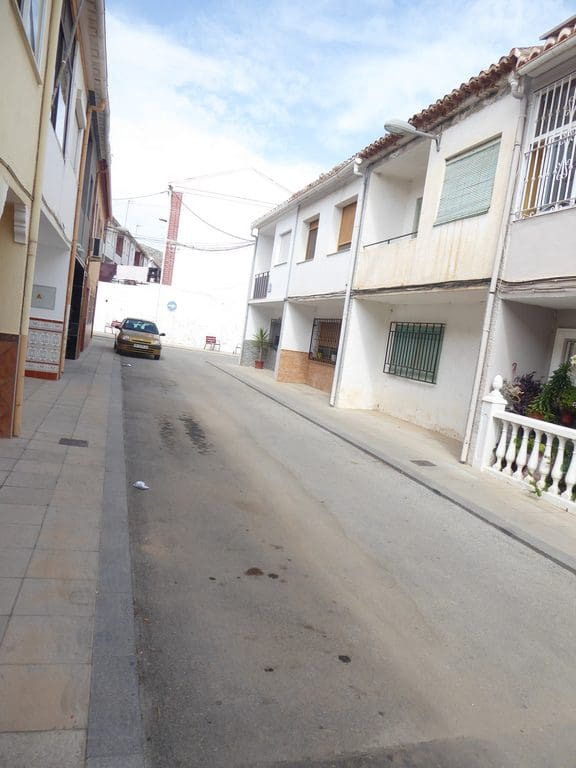 3 makuuhuone Omakotitalo myytävänä paikassa Baza - 85 000 € (Ref: 9789638)