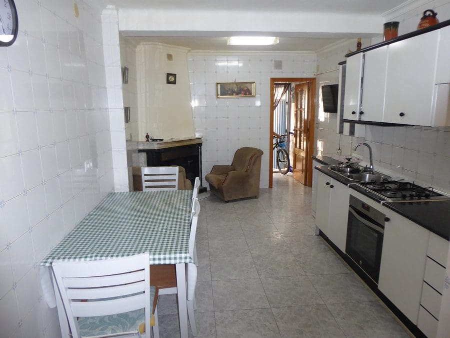 3 makuuhuone Omakotitalo myytävänä paikassa Baza - 85 000 € (Ref: 9789638)