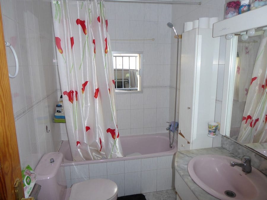 3 makuuhuone Omakotitalo myytävänä paikassa Baza - 85 000 € (Ref: 9789638)